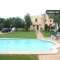 Com jardim e piscina privada.