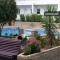 Acceso a piscina comunitaria.