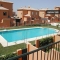 Urbanizaci�n privada con piscina comunitaria durante el verano.