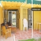 Urbanizaci�n con piscina y pocos metros de la playa.