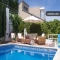Con piscina, decorado con esmero