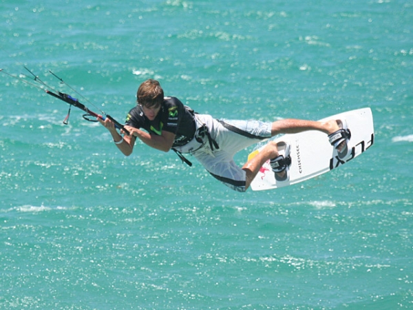 En Tarifa mostr� su repertorio de kiteloops