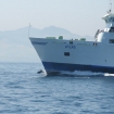 saltos en la proa de un barco