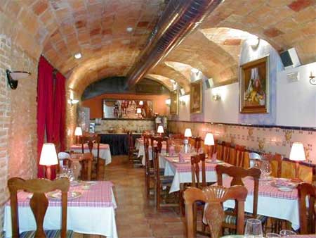 Restaurante con ambiente acogedor de un hotel en Zaragoza