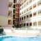 Com piscina e perto da praia
