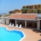 Con piscina, al borde del mar
