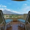 Terraza con vistas a la piscina