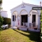 Casa com jardim e piscina