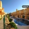 En urbanización privada con piscina comunitaria