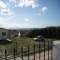 Terreno com tr�s casas, para al�m de uma bonita vista sobre a Praia de Bolonia
