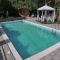 En amplia parcela, con gran piscina
